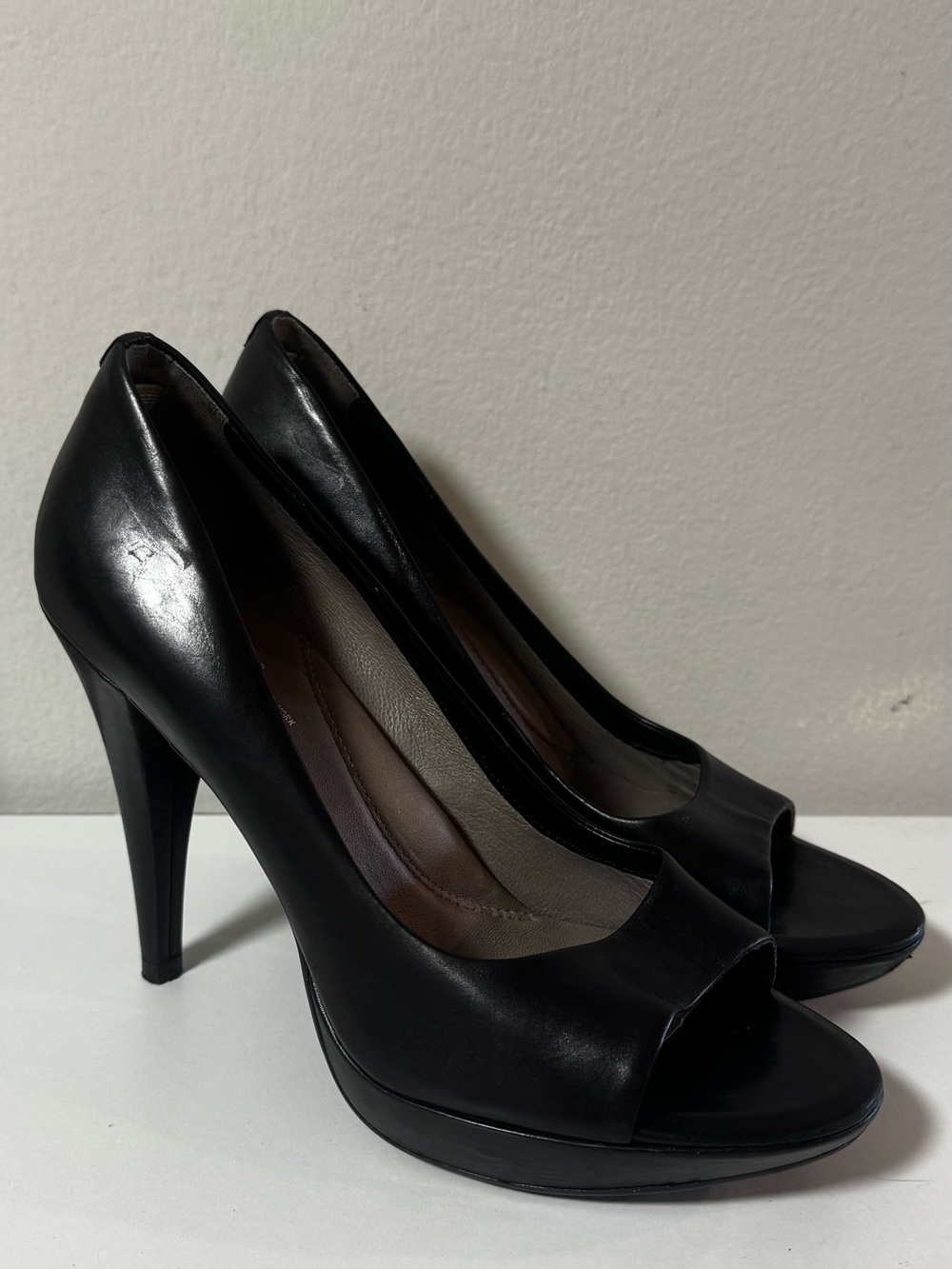 Kenneth Cole Women's Black Leather Peep-Toe Pumps - Size 7/7.5